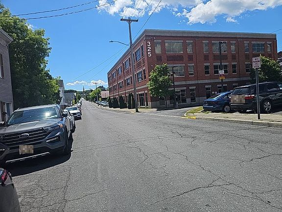 4th image of 306 Columbia St