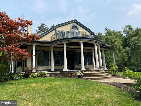 3rd image of 1052 Roundhouse Rd