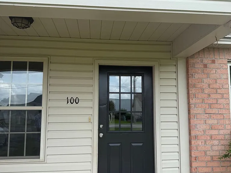100 E Lauren Rd — Photo 2