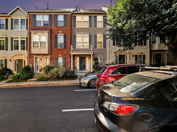 968 Harrison Cir, Alexandria, VA 22304