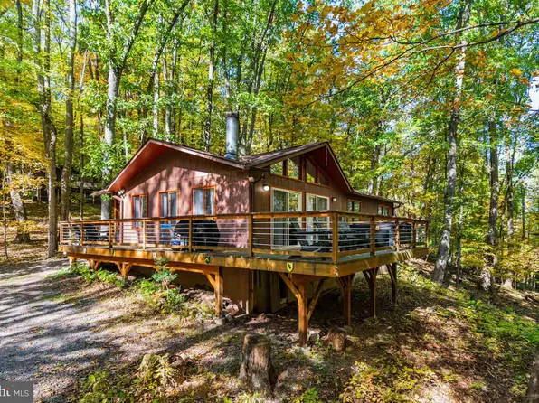 296 Mountainside Dr, Berkeley Springs, WV 25411