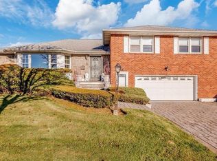 100 Venetian Blvd, Lindenhurst, NY 11757