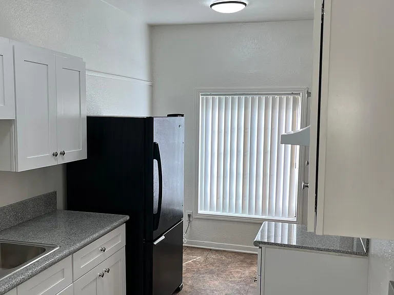 1120 Huntington Dr #D — Photo 7