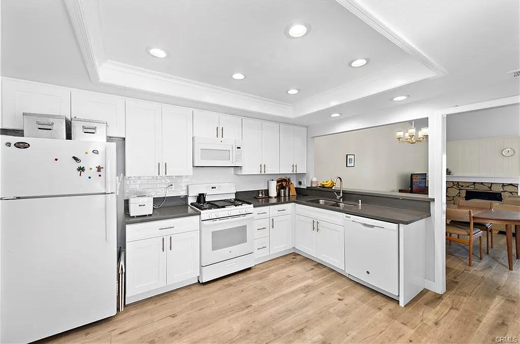 2 bed, 1119 sqft, $4,100 — Photo 3