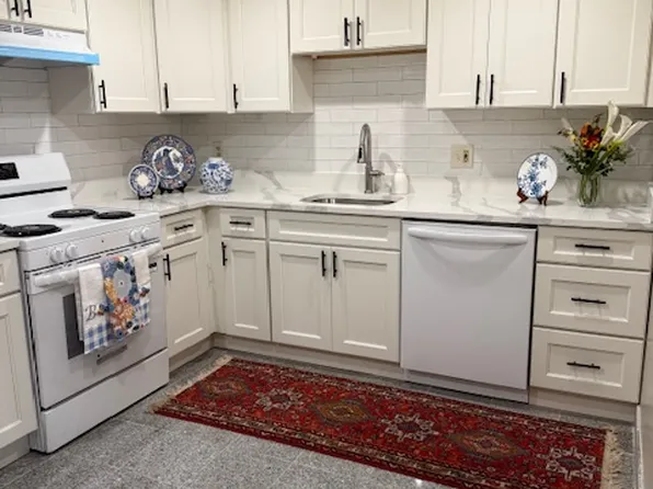 111 Foster St APT 210, Peabody, MA 01960