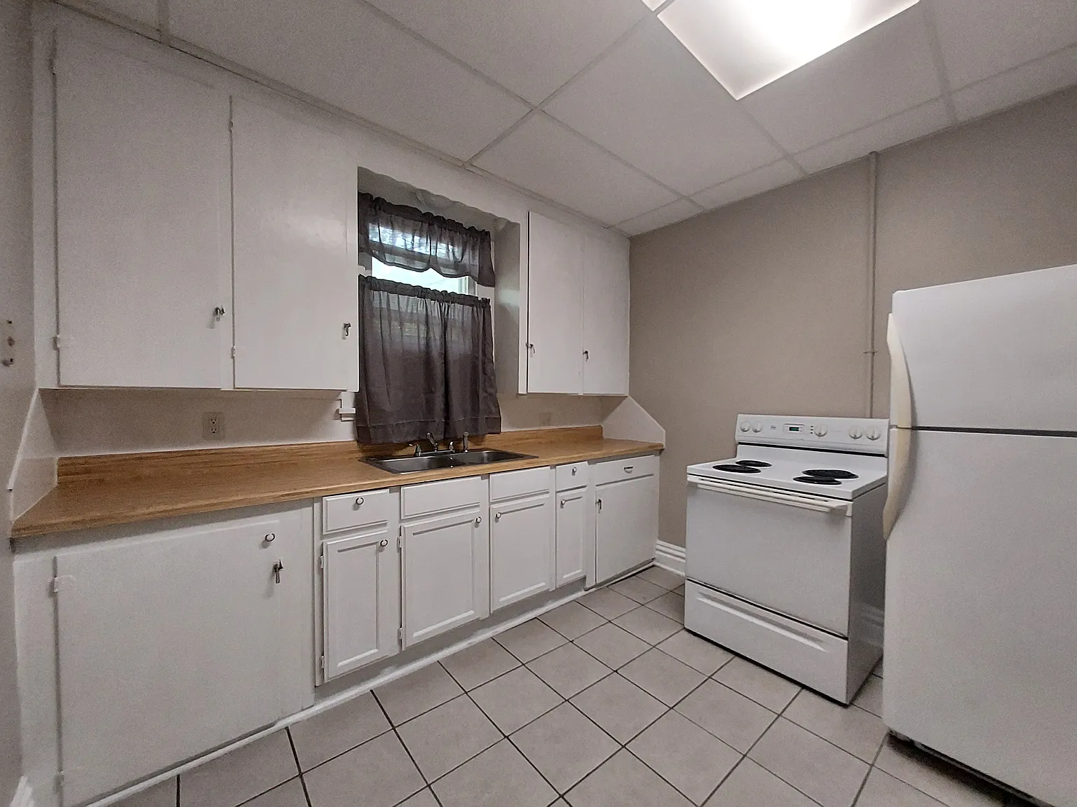 2 Bedroom,, 1 Bathroom Apartment — Photo 1
