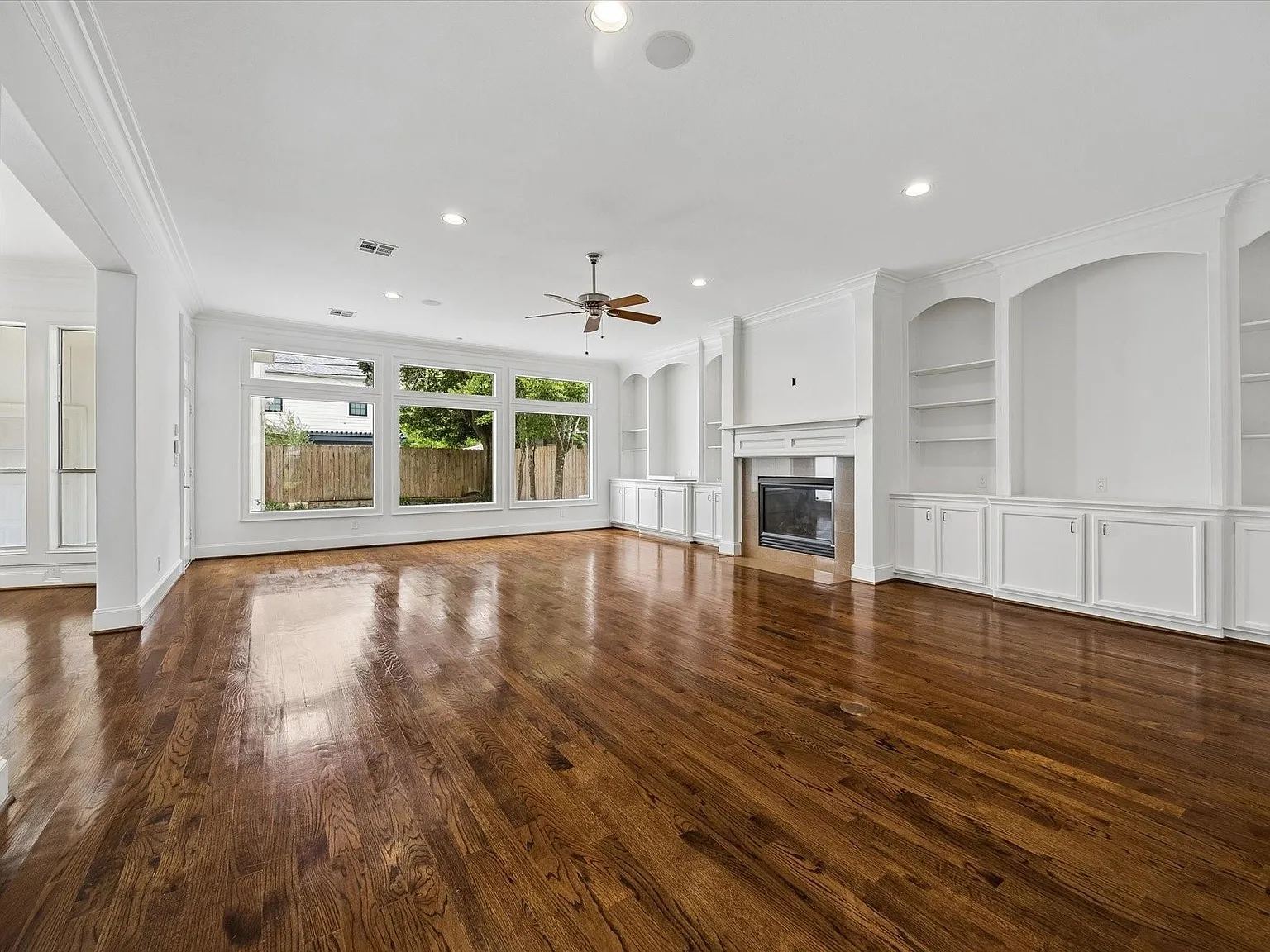 4 bed, 4.5 bath, 4721 sqft, $9,000 — Photo 4