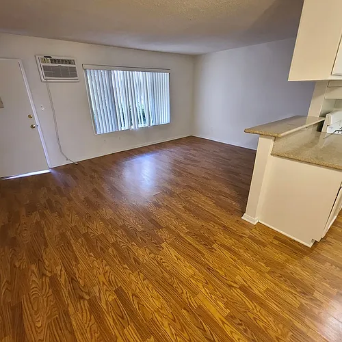 1755 Granville Ave. Photo 1