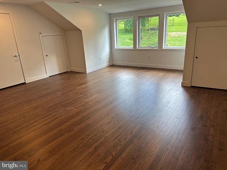 713 Woodfield Rd — Photo 14