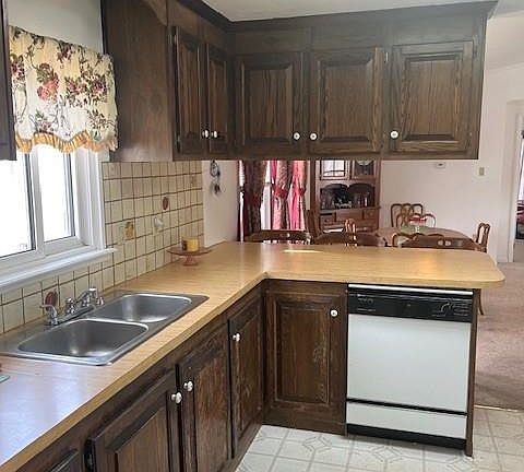 5th image of 44 Castle Rd