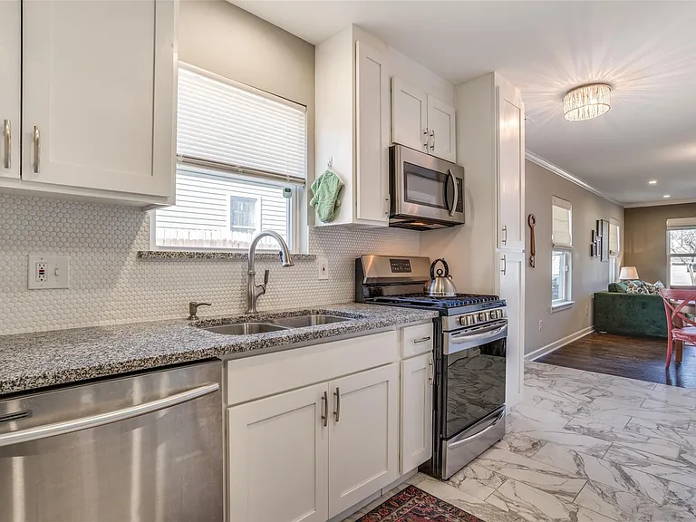 1718 Berkley Ave — Photo 3