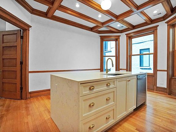 2nd image of 662 W Wellington Ave #2W