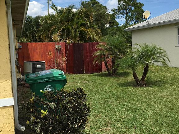 4th image of 2585 SE Calusa Avenue