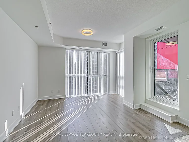 318 Richmond St W #1207 — Photo 3