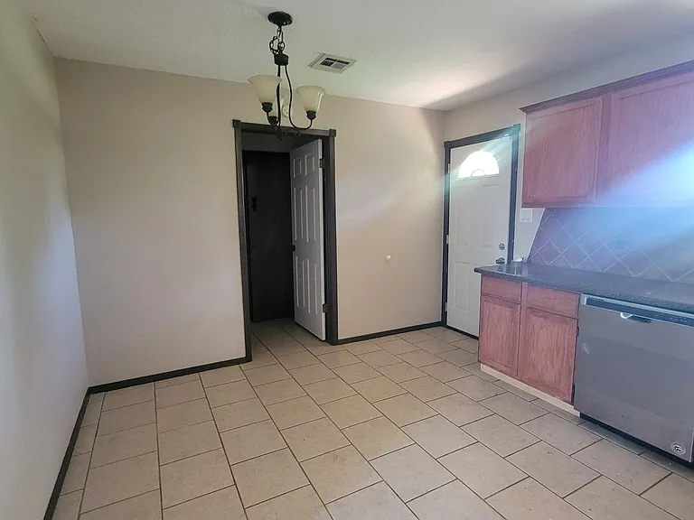 102 NE English St — Photo 7