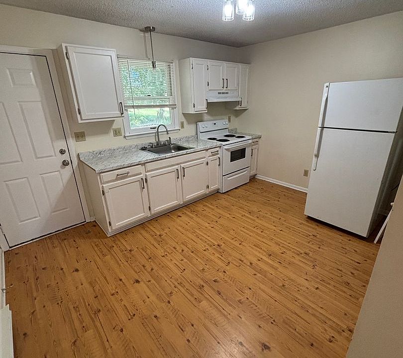 1st image of 21 Deep Woods Rd APT B