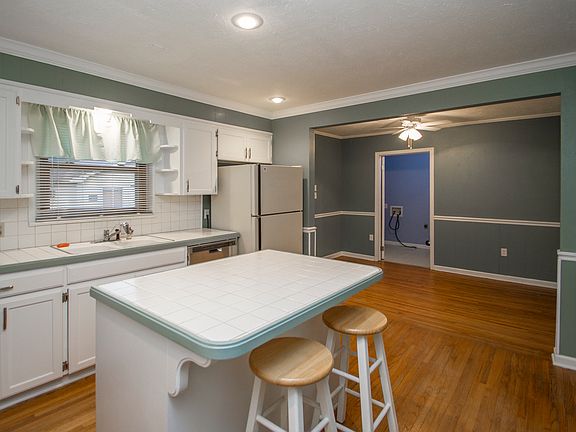 3rd image of 803 Shamrock Dr