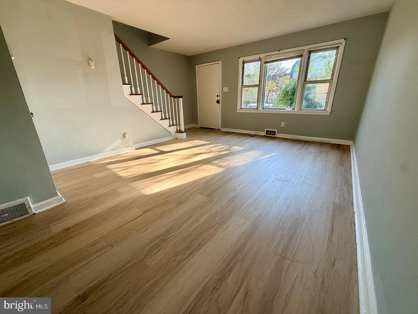 3 bed, 1.0 bath, 1296 sqft, $2,400 — Photo 3