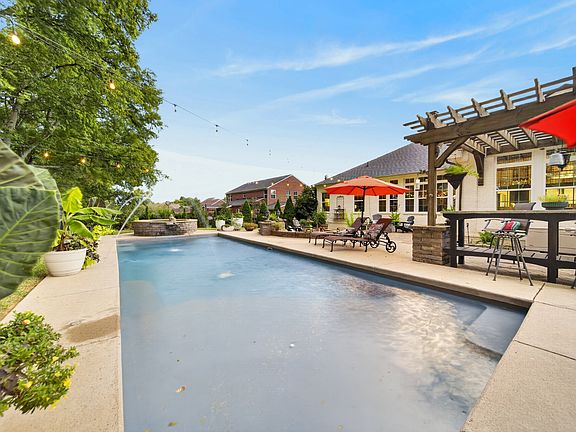 4th image of 424 Fannis Cir