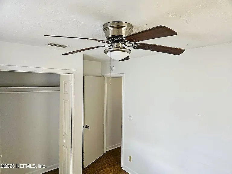 1617 W 14th St — Photo 6