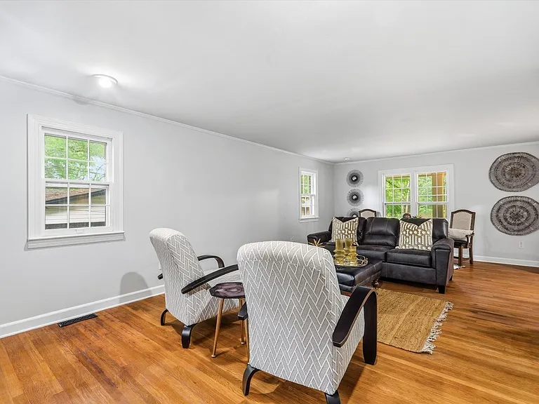 506 Shadow Ln — Photo 4