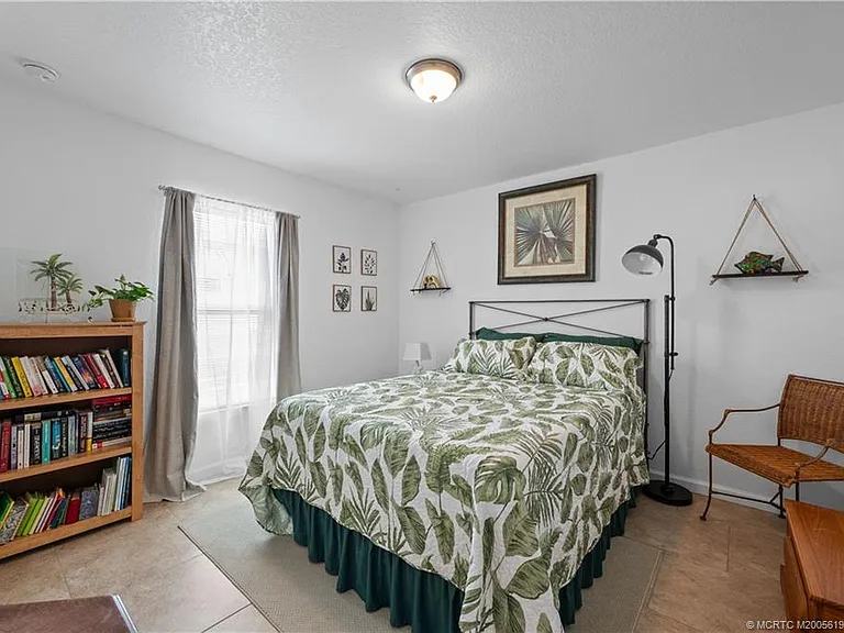 1529 NE Sunview Ter — Photo 12