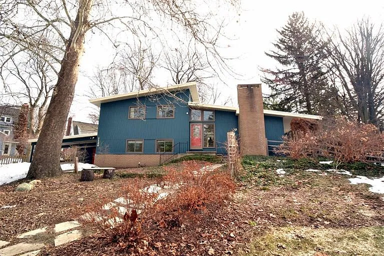 1120 Fountain St photo 1