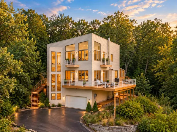 711 E Lake Front Dr, Beverly Shores, IN 46301