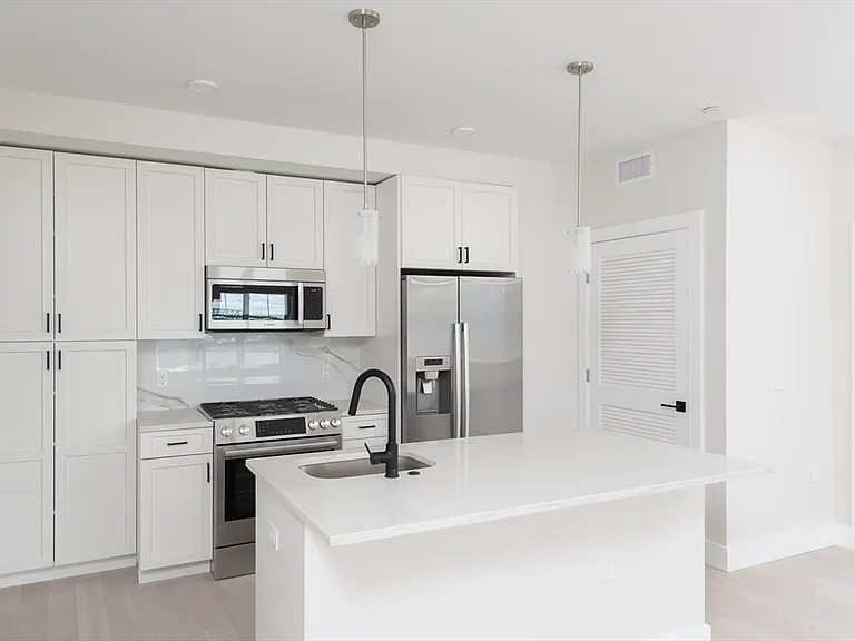 425 Border St #201 — Photo 18