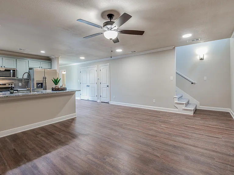 2208 N Hickory St — Photo 2