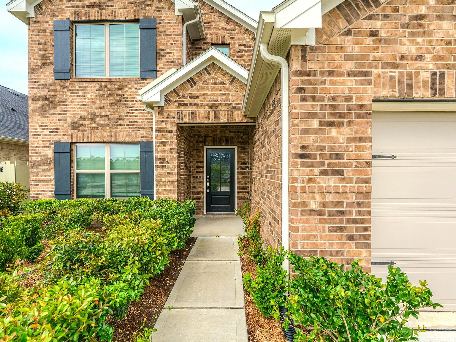 5 bed, 3.0 bath, 2725 sqft, $2,900 — Photo 3