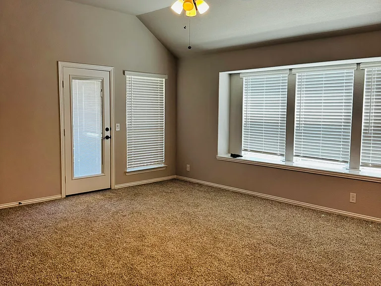 2909 Parkwood Cir — Photo 16