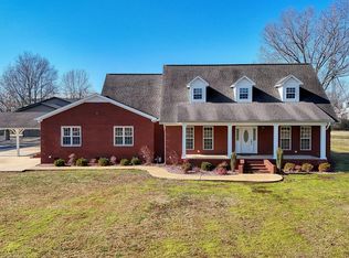 101 Oak Ln, Gleason, TN 38229
