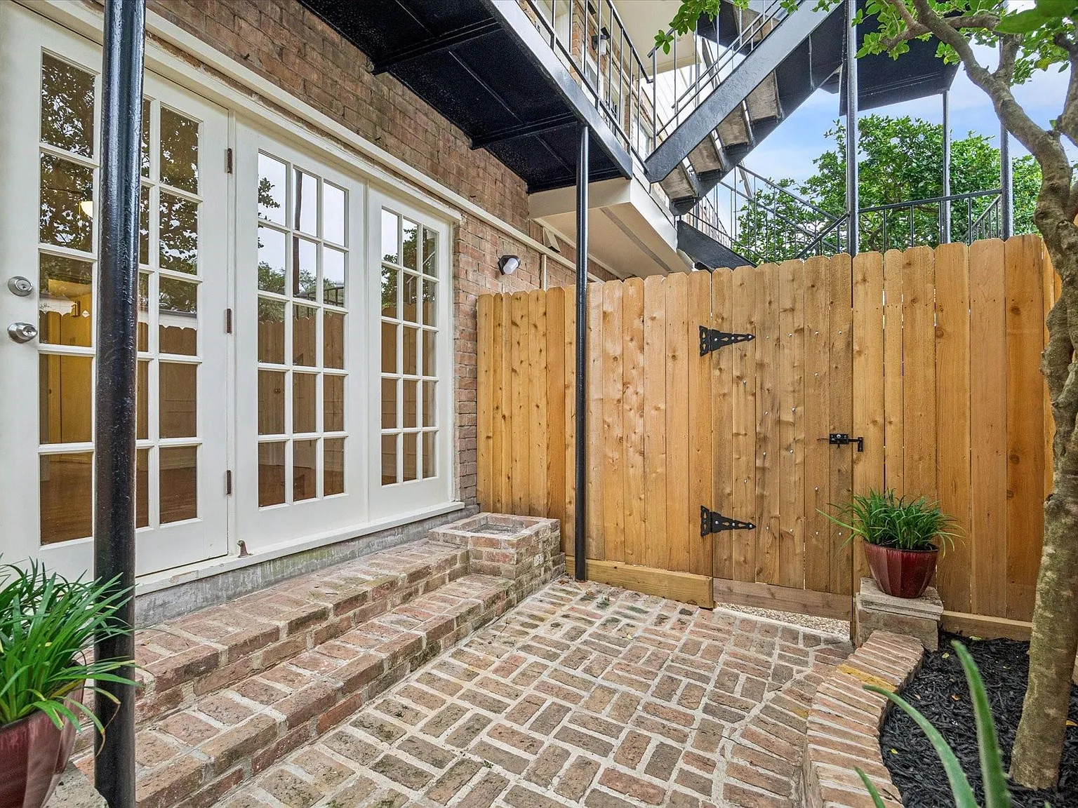 1 bed, 1.0 bath, 891 sqft, $1,800 — Photo 1