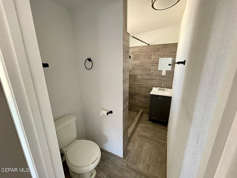 4917 Royal Dr — Photo 9