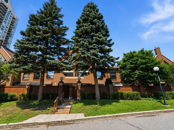 100 Hillside Dr #27, Ottawa, ON K1K 4J4