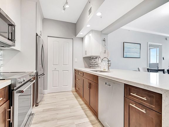 4th image of 3020 NE 32nd Avenue #618