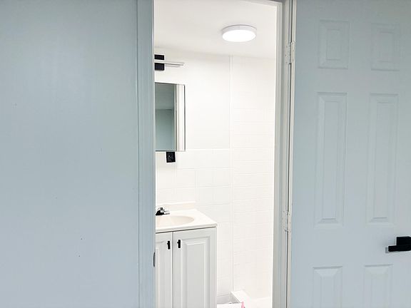 Shared bathroom Lower Level