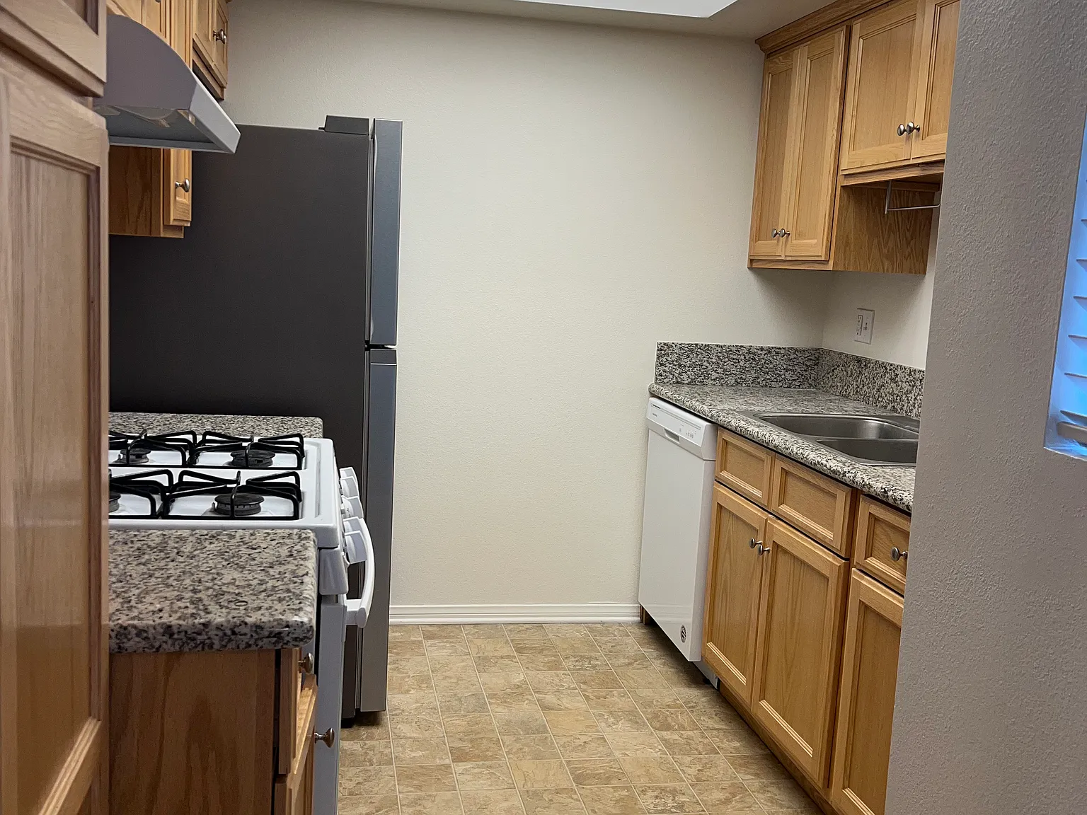 1 bed, 650 sqft, $2,100 — Photo 3