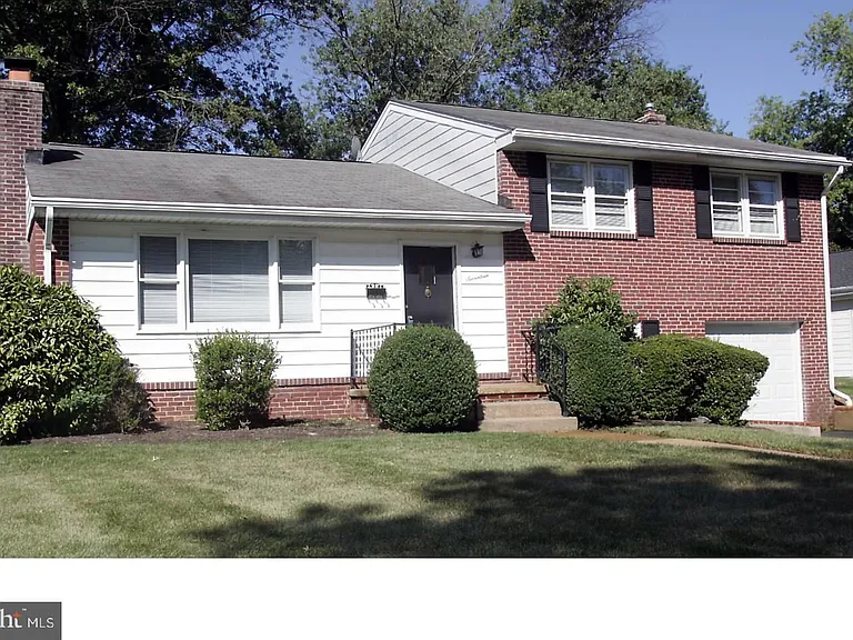 17 Wayne Dr — Photo 1