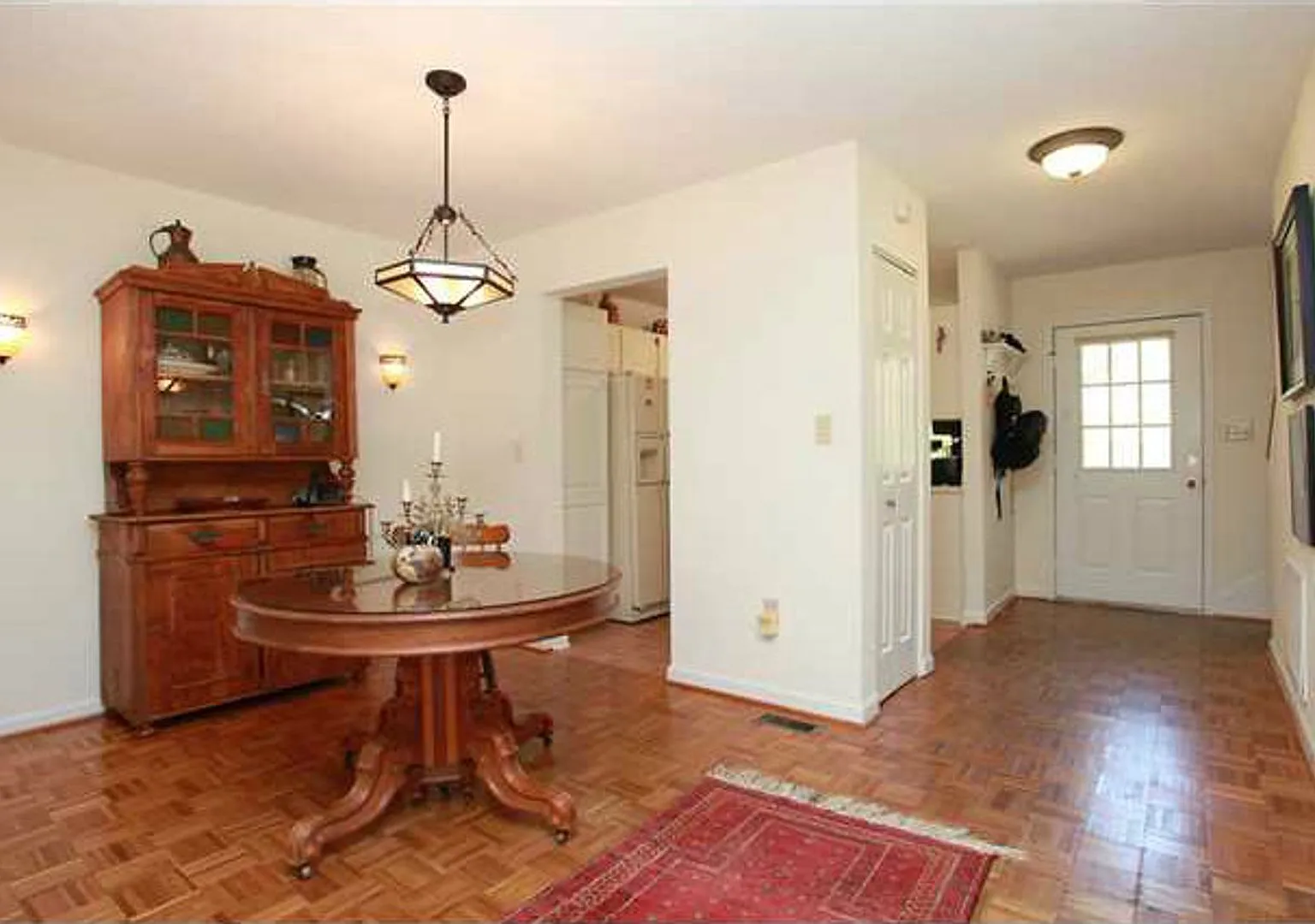 Peaceful 3 Bedroom Duplex Townhouse — Photo 2