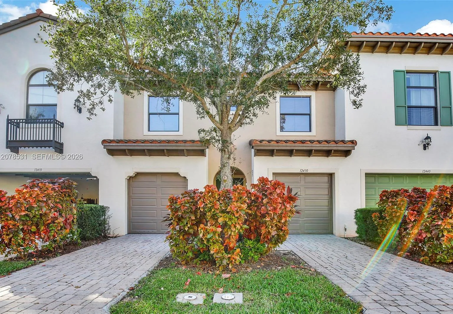 Sawgrass Lakes — Photo 1