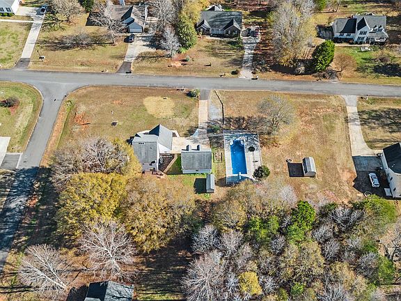 5th image of 528 Willow Landing Dr