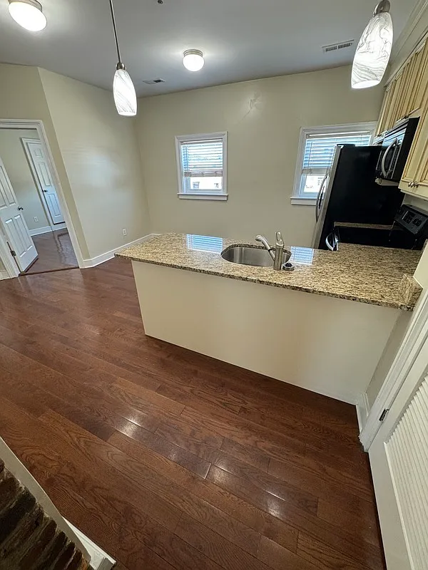 1 bed, 1.0 bath, $995 — Photo 3