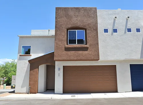 1218 E Blacklidge Dr Photo 1