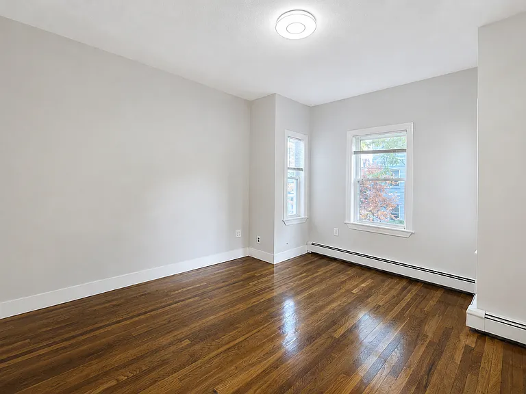 31 Adrian St — Photo 17
