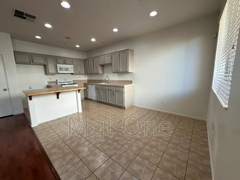 4 bed, 2.5 bath, 1794 sqft, $3,200 — Photo 4