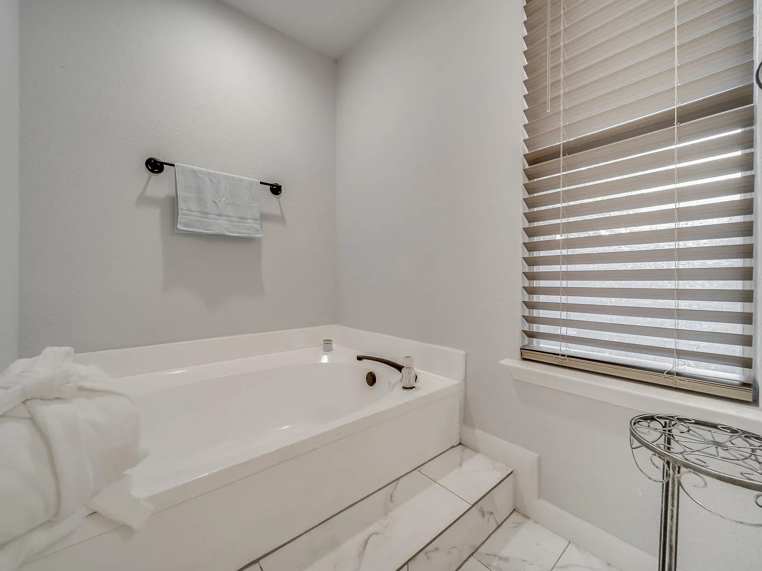 5 bed, 2.5 bath, 2004 sqft, $5,750 — Photo 4