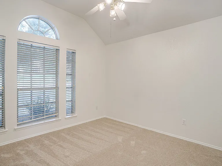 608 Gracie Ln — Photo 6