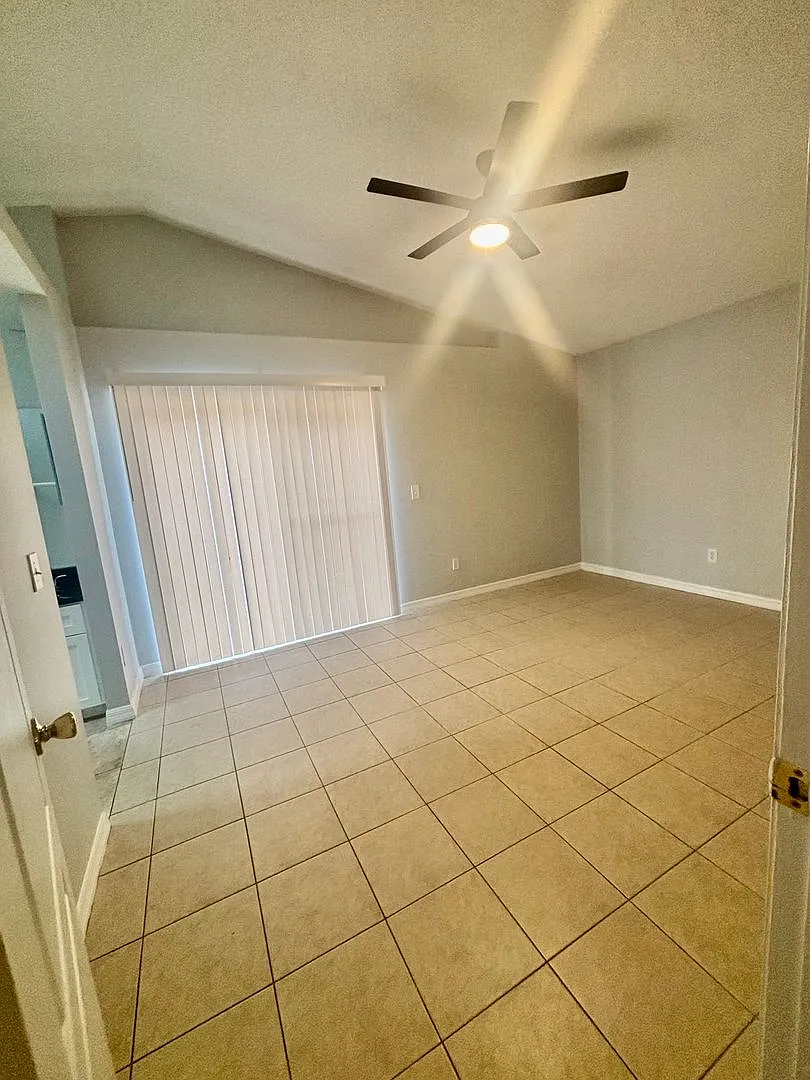 Beautiful 3/2/1 in Longwood/Fully Fenced Backyard — Photo 2
